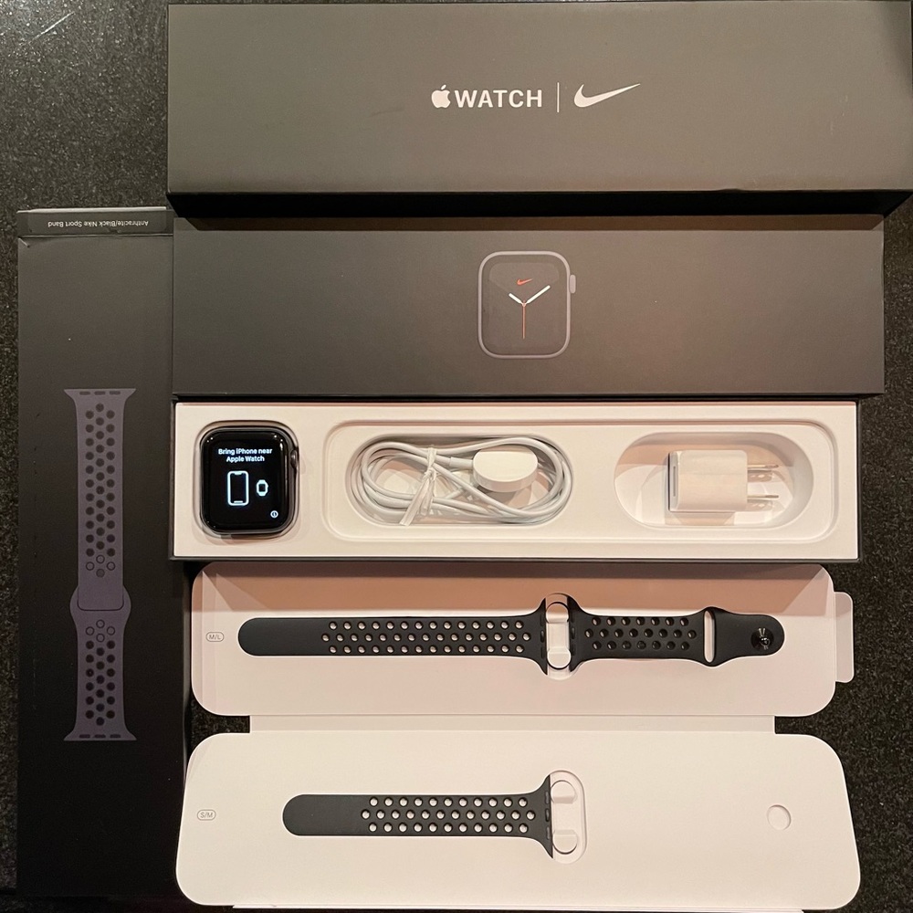 Apple Watch Nike Series 5 (GPS + Cellular) LTE 44mm Aluminum Case (Space Gray)
